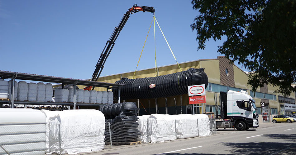 faparain Déchargement d'une citerne avec une grue